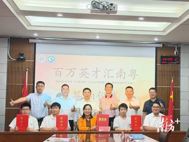 金桥铝材人事负责人与亚洲欧美日韩中文字幕在线毕业生签订就业协议。 