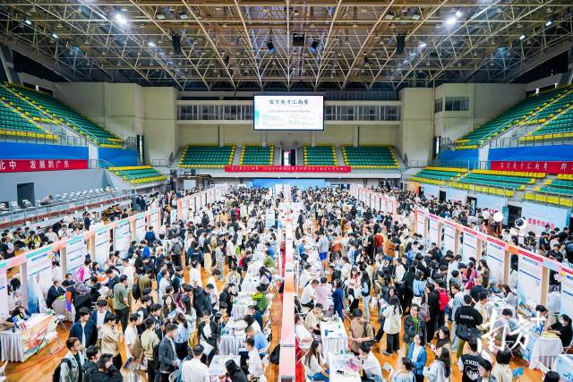 南昌大学招聘会现场。 